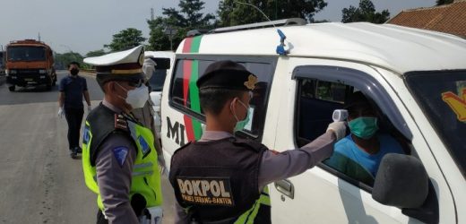 Urkes Polres Serang Lakukan Pemeriksaan Suhu Tubuh dan Membagikan Masker Kepada Pengguna Jalan
