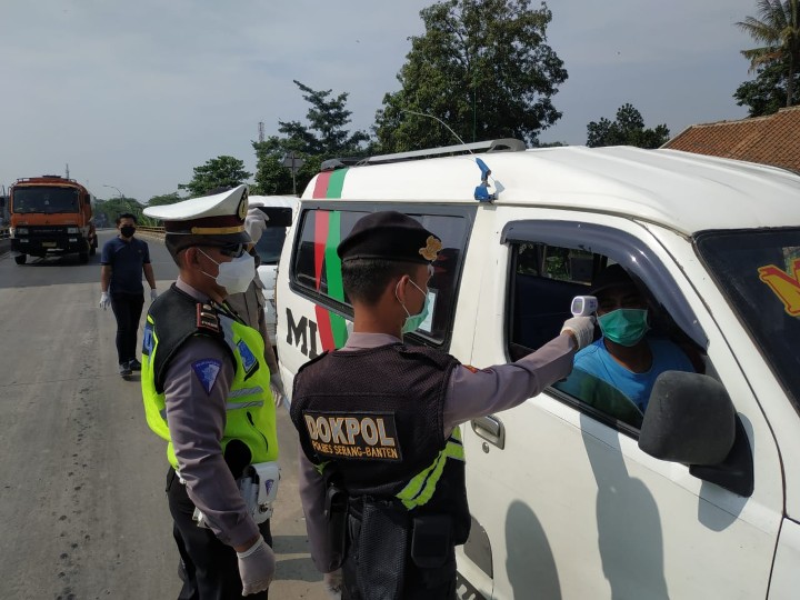 Urkes Polres Serang Lakukan Pemeriksaan Suhu Tubuh dan Membagikan Masker Kepada Pengguna Jalan