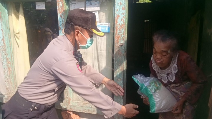 Danramil dan Kapolsek Ciruas Beri Sembako Bagi Nenek Duryana