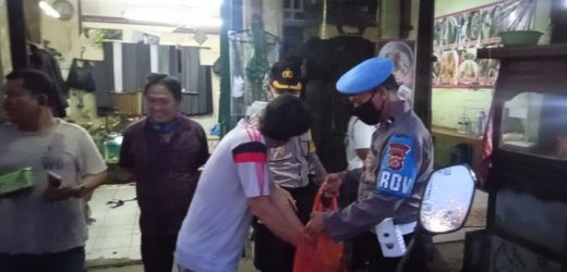 Kapolres Serang Bagikan Takjil Bagi Petugas Piket Pospam Ketupat Ciruas