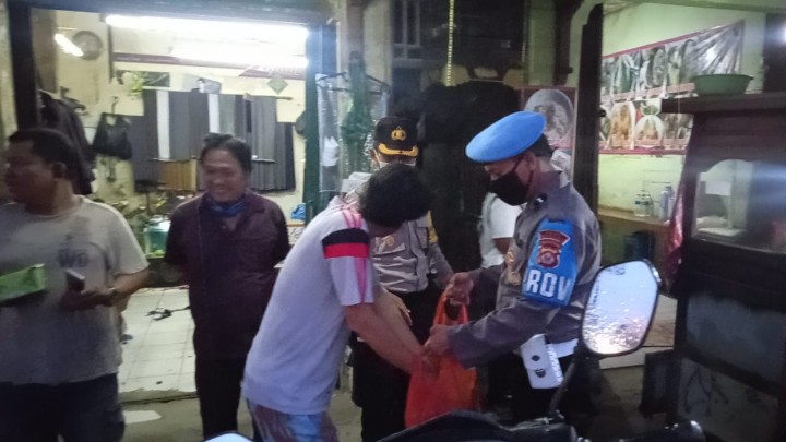 Kapolres Serang Bagikan Takjil Bagi Petugas Piket Pospam Ketupat Ciruas