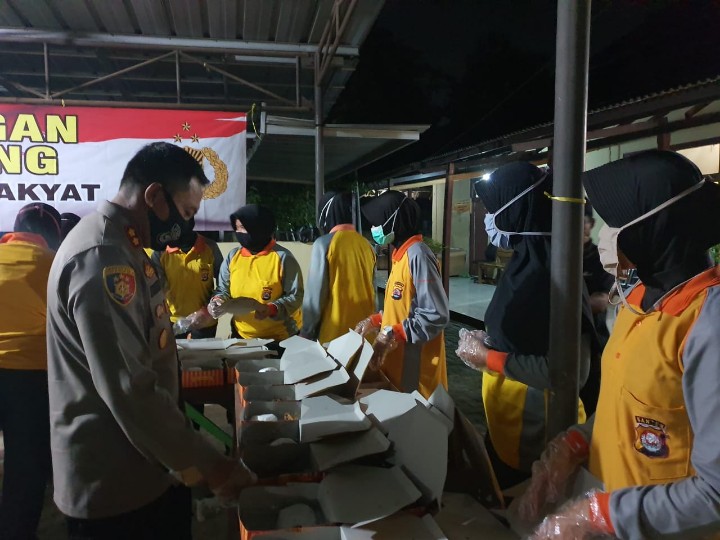 Kapolres Serang Turun Langsung Memasak Sahur Bagi Masyarakat dan Anggota