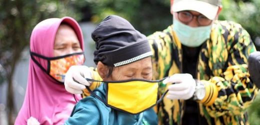 Di Depan Pilar, Emak-Emak Berikan Pesan Keceriaan