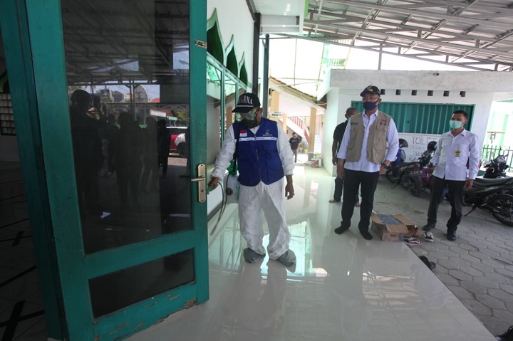 Wagub Andika Pimpin Langsung Penyemprotan Disinfektan Tagana di Lebak