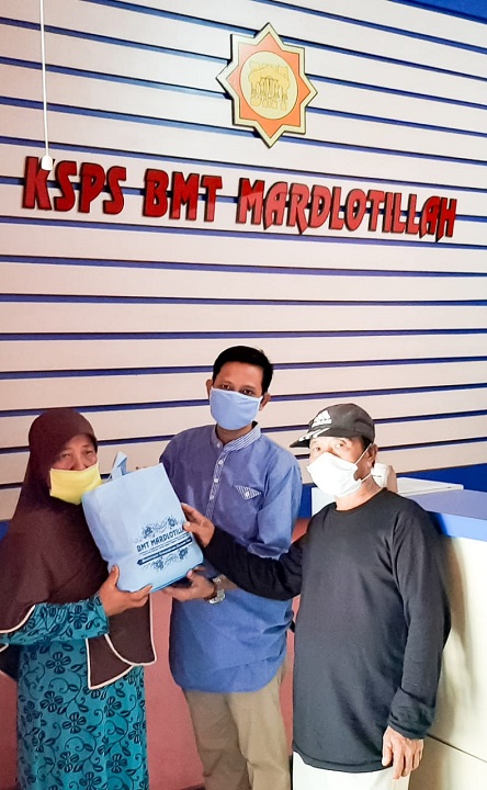 BMT Mardolitllah Bantu Sohari Penderita Penyakit Kulit Kronis