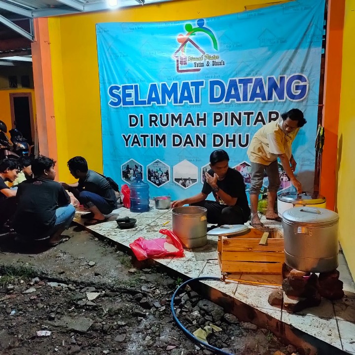 Cilegon Dikepung Banjir, RPYD Al-Ikhlas Bagikan Ratusan Nasi Kepada Warga