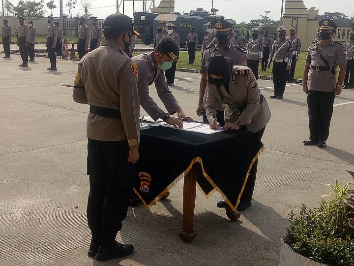 Kapolres Serang Pimpin Prosesi Sertijab 3 Kapolsek dan 2 Perwira