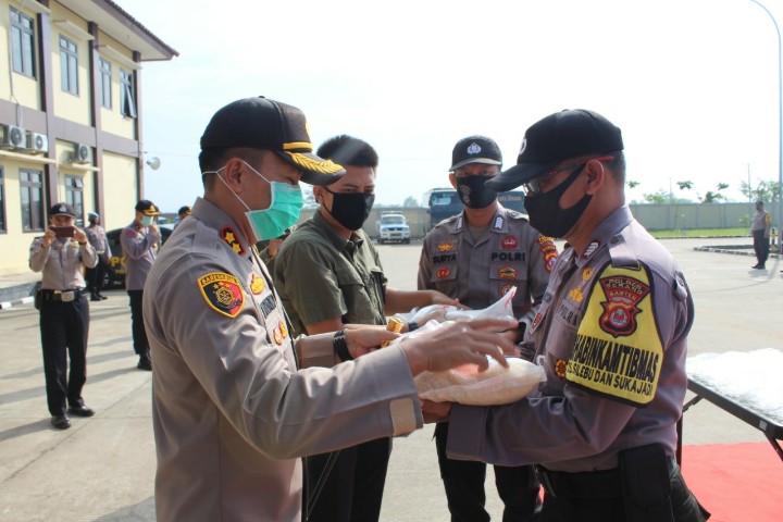 Kapolres Serang Serahkan APD Bantuan Mabes Polri Kepada Warga Terdampak Covid-19