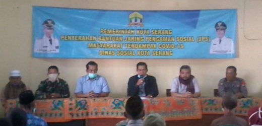 Perdana, Pemkot Serang Bagikan Bantuan JPS Kepada Warga Kecamatan Walantaka