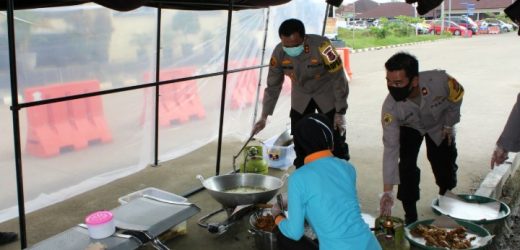 Bantu Masyarakat Terdampak Covid-19 Selama PSBB, Polres Serang Dirikan Dapur Umum