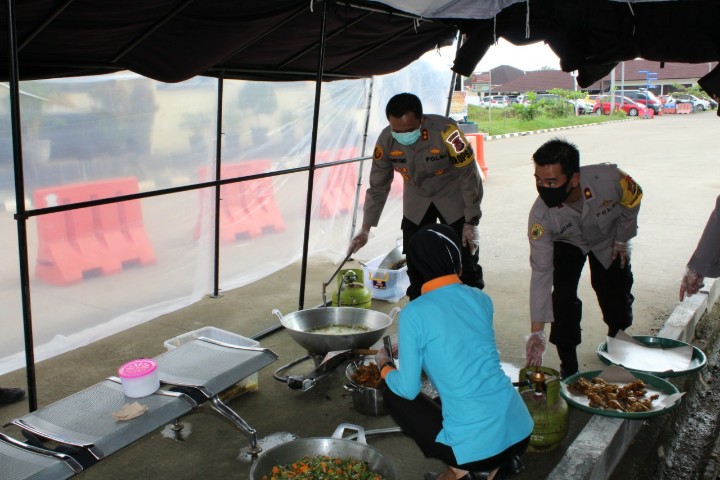 Bantu Masyarakat Terdampak Covid-19 Selama PSBB, Polres Serang Dirikan Dapur Umum