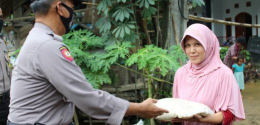 Kapolres Serang Serahkan Sembako ke Ponpes Hikmatul Iman