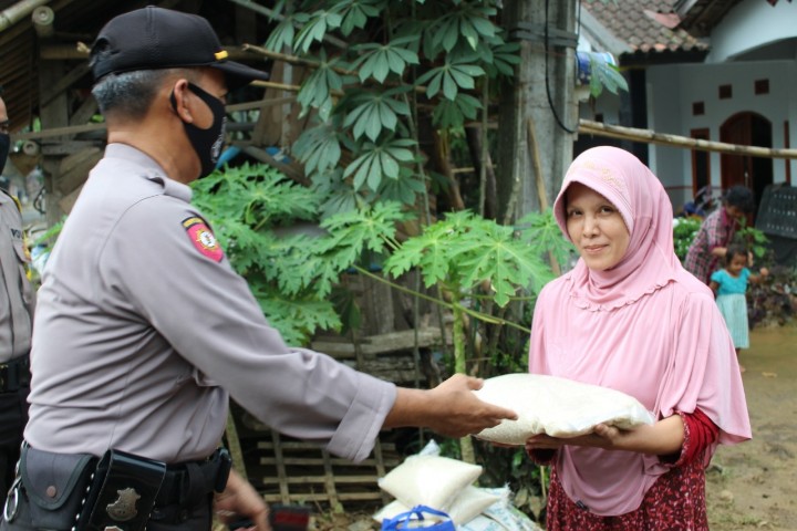 Kapolres Serang Serahkan Sembako ke Ponpes Hikmatul Iman