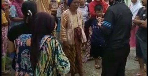 Tuntut Keadilan Pemberian BST, Puluhan Emak-emak Gruduk Kantor Desa Carenang Udik