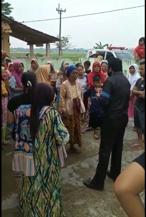 Tuntut Keadilan Pemberian BST, Puluhan Emak-emak Gruduk Kantor Desa Carenang Udik