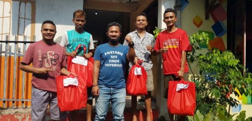 Penggerak Milenial Indonesia Bagikan Sembako Kepada Mahasiswa Rantau