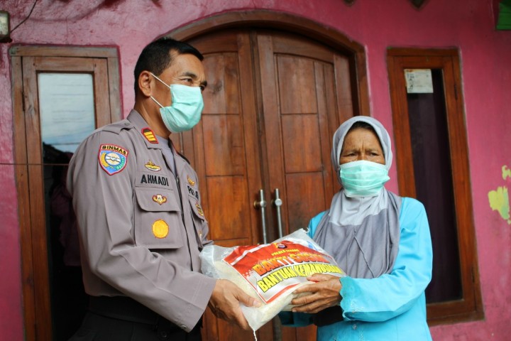 Polres Serang Bersama Bhayangkari Sebar Paket Sembako Bagi Lansia, Janda dan Anak Gizi Buruk