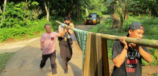 Polsek Curug Evakuasi Jenazah Pemuda Cacat Fisik Korban Luapan Sungai