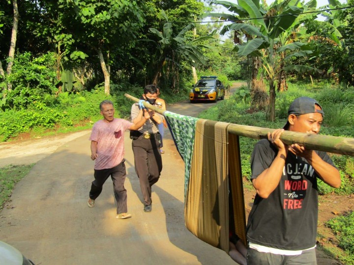 Polsek Curug Evakuasi Jenazah Pemuda Cacat Fisik Korban Luapan Sungai