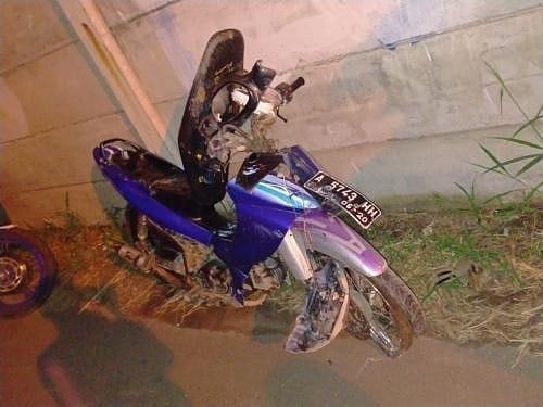 Ngebut Jelang Sahur, Pengendara Motor Tewas Hantam Tembok Pembatas Tol Depan TMI