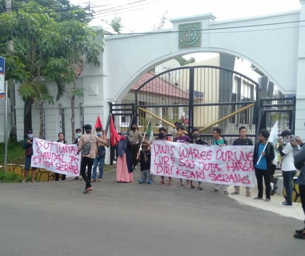 Turun kejalan, Sejumlah Elemen Mahasiswa Menuntut Kejati Banten Mengusut Dugaan Skandal  JPS Kota Serang