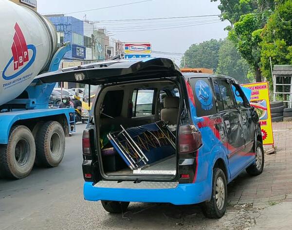 Pecah Ban, Mobil Ambulannce Berpenumpang Jenazah Terguling