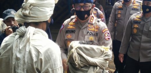 Kakorlantas Polri Dan Polda Banten Berikan Bantuan 4.317 Paket Sembako Untuk Suku Baduy