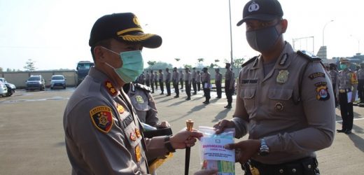 Dukung Pemerintah Perangi Covid-19, Bhayangkari Cabang Serang Berikan Bantuan APD Bagi Personil Polres