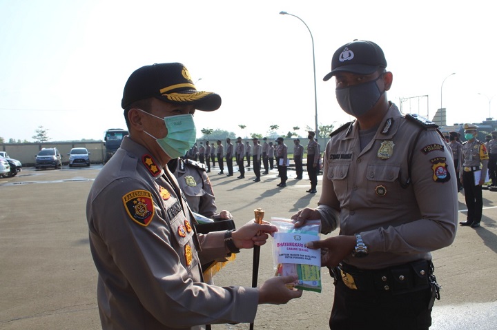 Dukung Pemerintah Perangi Covid-19, Bhayangkari Cabang Serang Berikan Bantuan APD Bagi Personil Polres