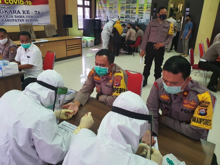 Ratusan Personel Polres Serang Jalani Rapid Test