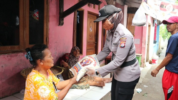 Polres Serang Bagikan Sayuran Hydroponik dan Beras Bagi Masyarakat Begog