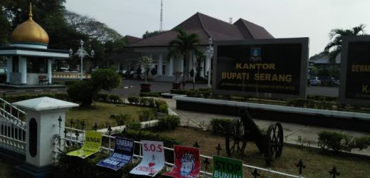 Bentangkan Poster Keresahan, Sejumlah Massa Kembali Aksi Didepan Pendopo Kabupaten Serang