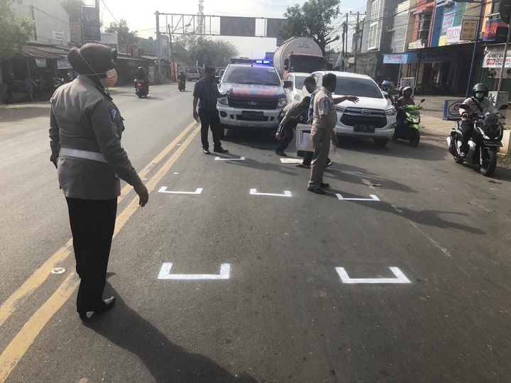 Ditlantas Polda Banten dan Satlantas Polres Serang Lakukan Pengecatan Marka Physical Distancing Bagi Pengendara Motor