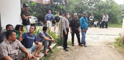 Tolak Aktifitas Pengerukan Tanah, Ratusan Warga Sanding Lakukan Aksi Demonstrasi di Depan Kantor Desa