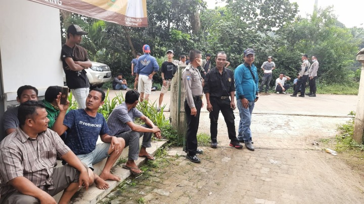 Tolak Aktifitas Pengerukan Tanah, Ratusan Warga Sanding Lakukan Aksi Demonstrasi di Depan Kantor Desa