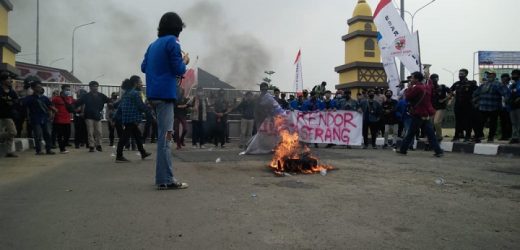 Peringati HUT Kota Serang ke 13 , Mahasiswa Kepung Gedung DPRD