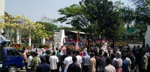 Demo Di KP3B, Warga Petir Minta Gubernur Banten Tutup Aktifitas Pengerukan tanah