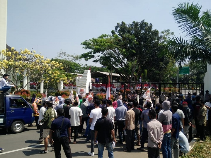 Demo Di KP3B, Warga Petir Minta Gubernur Banten Tutup Aktifitas Pengerukan tanah