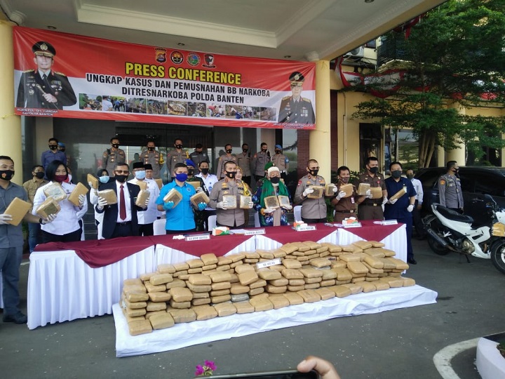 Ditresnarkoba Polda Banten Musnahkan 303 Kg Ganja Hasil Tangkapan