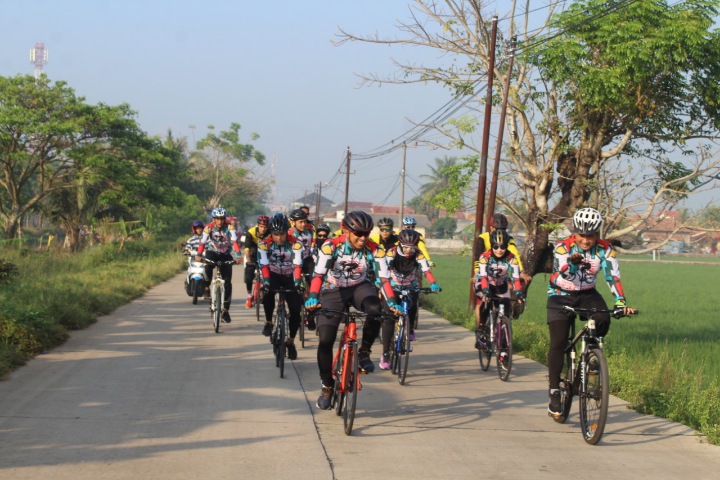 Polres Serang Adakan Gowes Gembira dan Baksos Bagi Warga Terdampak Covid-19