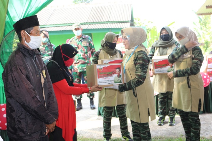 Jum’at Berkah, Persit Korcab Rem 064 Bagikan Sembako Kepada Masyarakat Petir