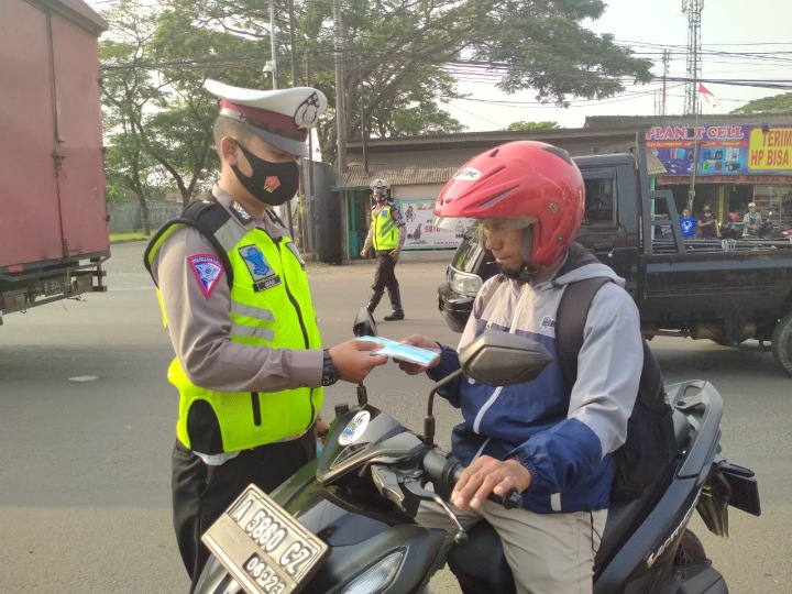 Cegah Laju Penyebaran Pandemi Covid-19, Satlantas Polres Serang Bagikan Masker