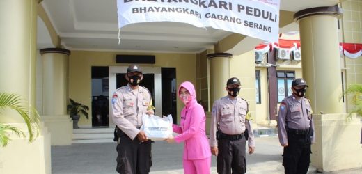 Polres dan Bhayangkari Cabang Serang Kembali Bagikan 2000 Paket Beras Bagi Warga Terdampak Covid-19