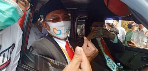Paslon Helldy – Sanuji Naik Angkot Daftar Ke KPU Cilegon