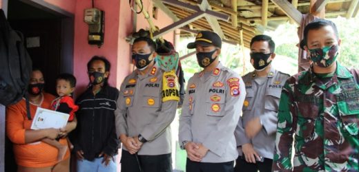 Kapolres Serang Santuni Bocah Penderita Parafimosis