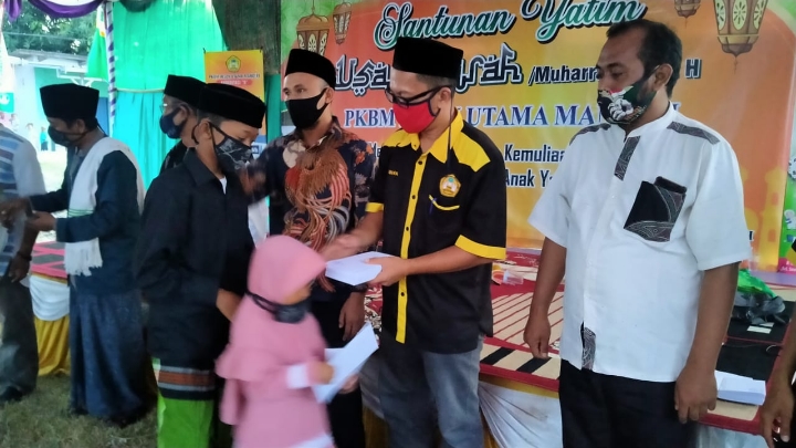 Peringati Lebaran Anak Yatim, PKBM IUM Beri Santunan