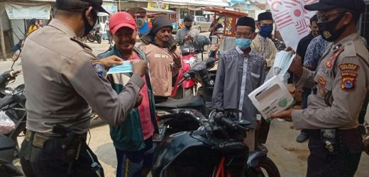 Cegah Penyebaran Covid-19, Polsek Tanara Bagikan Masker di Pasar Tradisional