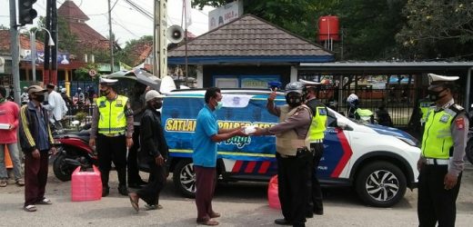 Jum’at Barokah, Satlantas Polres Serang Bagikan Nasi Kotak Bagi Ojek dan Abang Becak