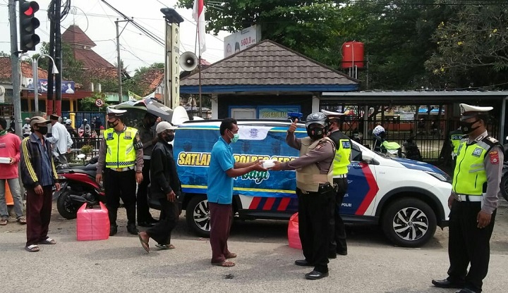 Jum’at Barokah, Satlantas Polres Serang Bagikan Nasi Kotak Bagi Ojek dan Abang Becak