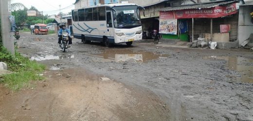 Reses Anggota DPRD Banten, Encop Dicurhati Warga Buruknya Jalan Belakang Terminal Pakupatan